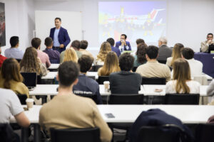 CUEC0674 300x200 - Enrique Tomás imparte sesión sobre emprendimiento en ITAérea Madrid