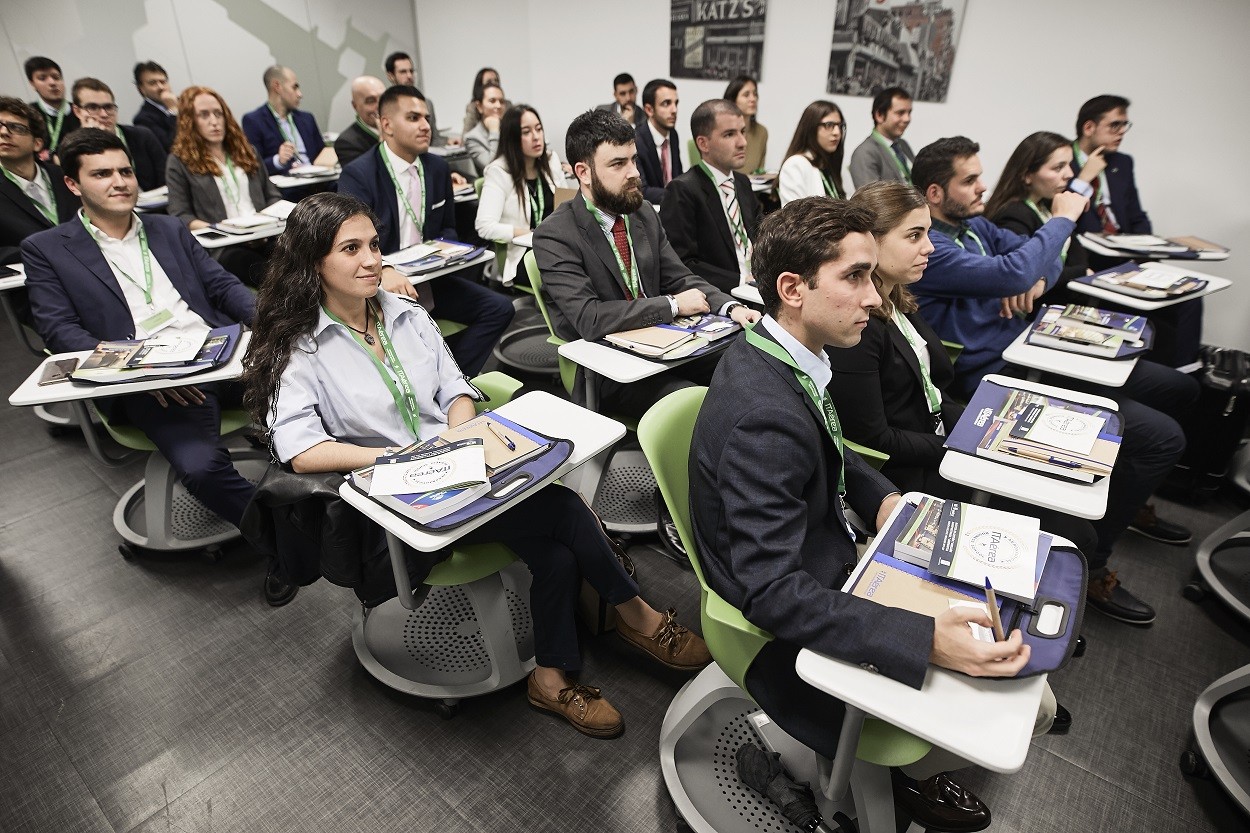 Qu funciones tiene un graduado en Gesti n Aeroportuaria y