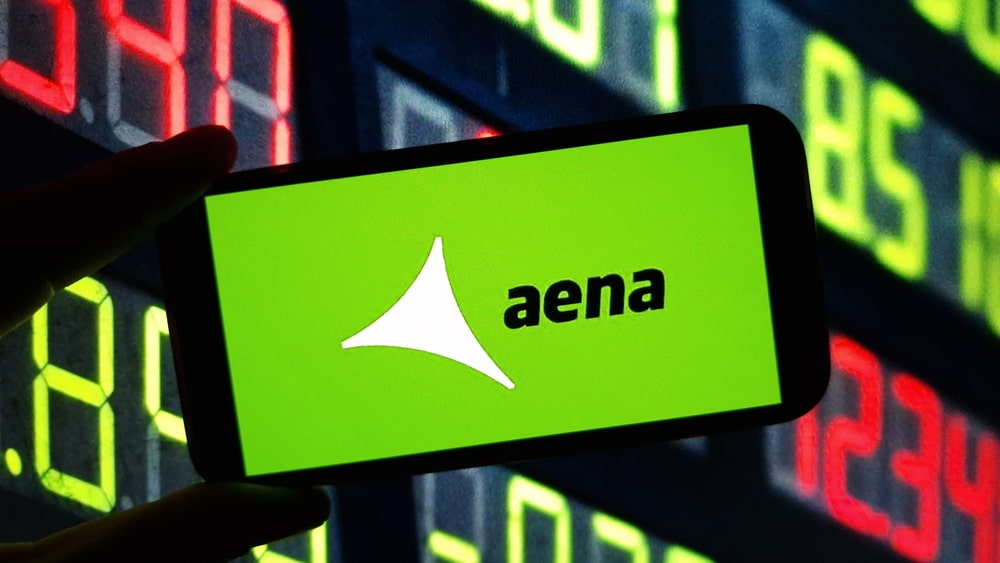 Logotipo de AENA en una pantalla móvil