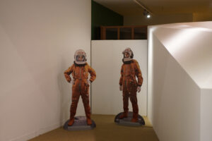 Figuras de los astronautas rusos Valentina Tereshkova y Yuri Gagarin en la Colección del Museo Ruso de Málaga